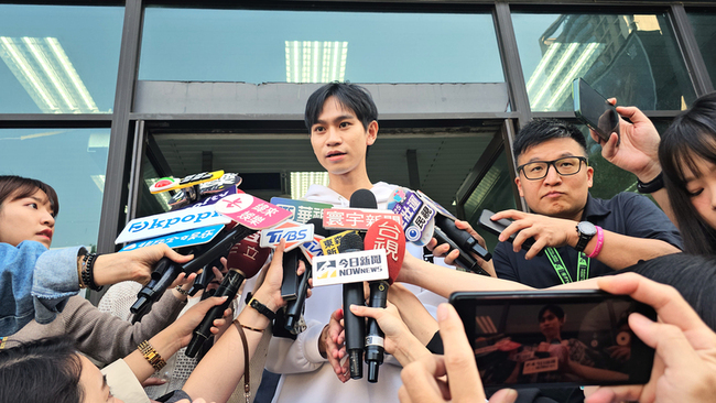網紅Andy遭提告妨害名譽  赴林口分局說明 | 華視新聞