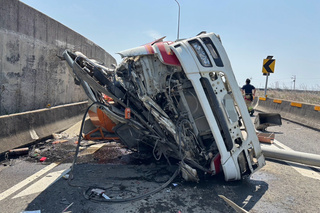 台南預拌混凝土車翻落匝道變形 駕駛送醫不治