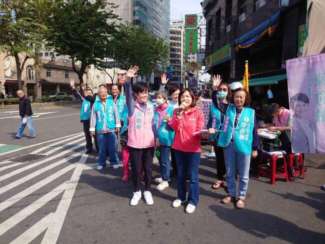 中市綠營議員聲援罷免團體 街頭宣講衝二階連署 | 華視新聞