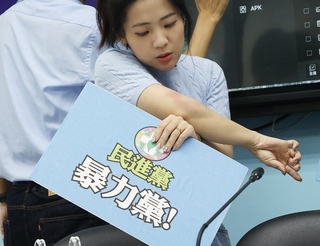 藍譴責柯建銘使用暴力送紀律委員會 徐巧芯將提告