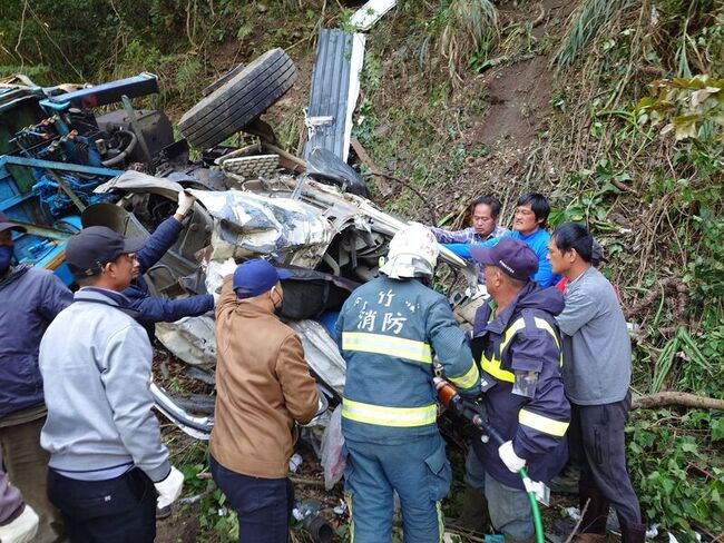司馬庫斯產業道路貨車翻覆釀2死  疑轉彎失控 | 華視新聞