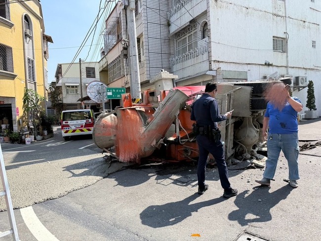 高雄混凝土車迴轉壓垮排水溝翻覆 疑不熟路況肇事 | 華視新聞