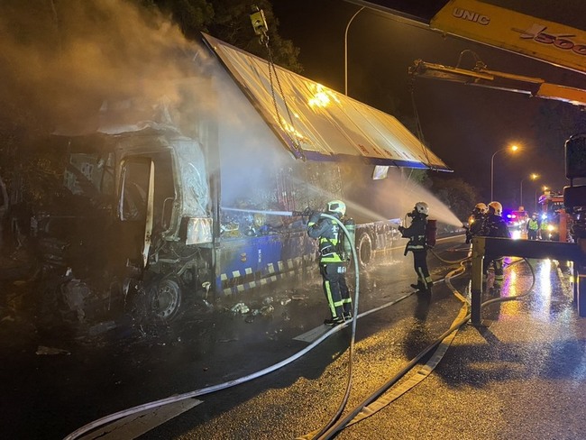 國1三義段2大貨車擦撞起火 釀1死2傷 | 華視新聞