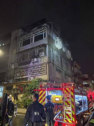 北市信義區民宅頂樓加蓋凌晨火警 1女子命喪廁所