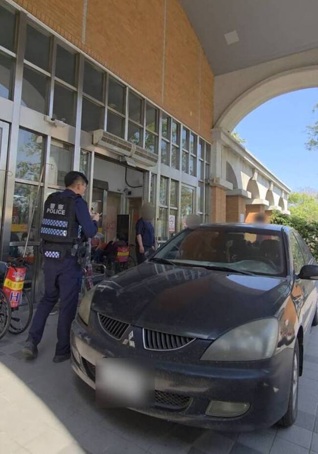 父昏迷子街頭急按喇叭 暖警開道搶救援時間 | 華視新聞