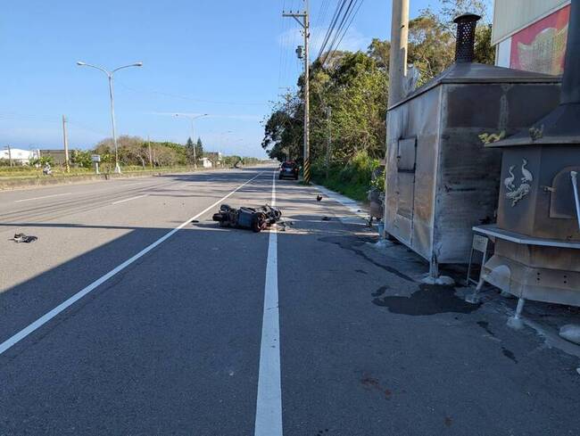 苗縣通霄台1線死亡車禍  騎士自撞路旁金爐不治 | 華視新聞