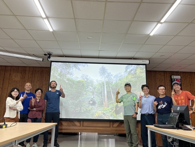 6天跋涉 台灣第一高樹「大安溪倚天劍」等身照亮相 | 華視新聞