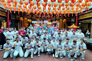 中職將開打  張善政與樂天桃猿隊中壢仁海宮祈福