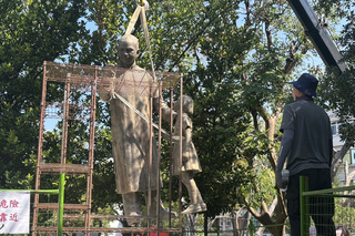 台南文化中心銅像貌似蔣中正惹議 配合整建已遷移