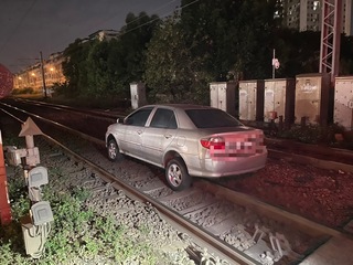 老翁駕車誤闖鐵軌  南下北上列車受影響