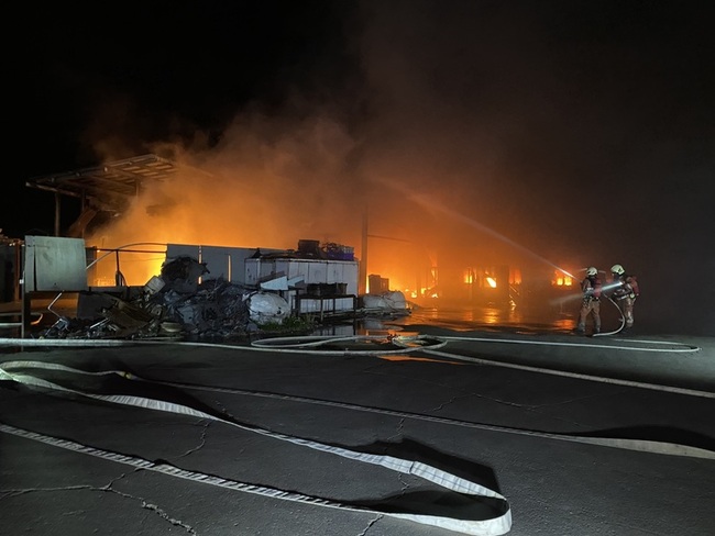 回收場起火飄異味 竹市府籲香山與北區民眾緊閉門窗 | 華視新聞