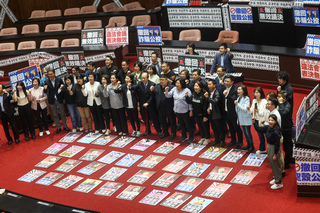 民進黨團議場貼封條占主席台 柯建銘：不會坐以待斃