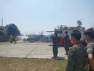 男恆春掃墓焚金紙引火勢 燒毀軍方輪胎掩體設施