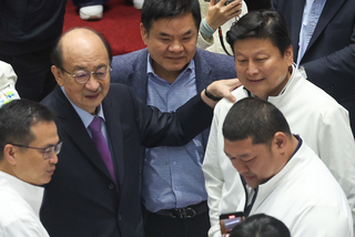 民進黨團占據主席台  傅崐萁：秉持善意靜候開會