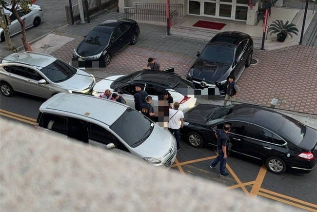 毒販拒捕意圖駕車撞警車 雲林警圍捕破窗逮人 | 華視新聞