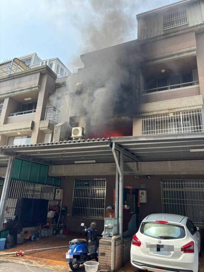 台中太平區住宅火警 警消救出1女子送醫 | 華視新聞