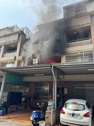 台中太平區住宅火警 警消救出1女子送醫