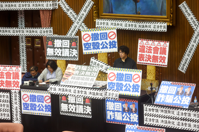 綠抗議25日違法會議占主席台  立院空轉一整天 | 華視新聞