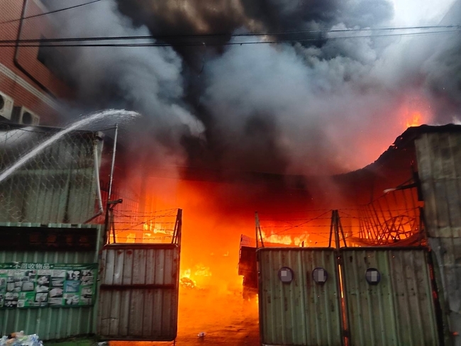 新北新莊資源回收廠火警 消防籲鄰近地區民眾關窗 | 華視新聞