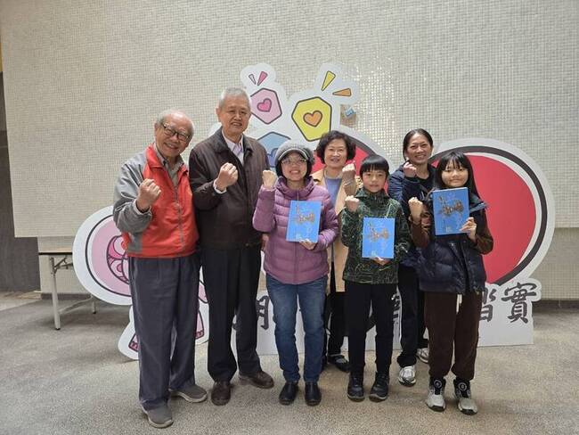 將軍贈書金門學生「兵事史話」 盼持續鑽研歷史 | 華視新聞