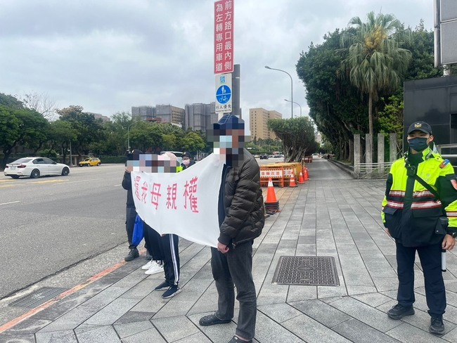 陸配小微、恩綺遭限期離境 總統府前陳情拉布條 | 華視新聞