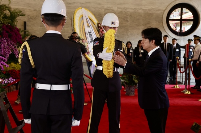 賴總統赴忠烈祠主持春祭 慰問遺族代表 | 華視新聞