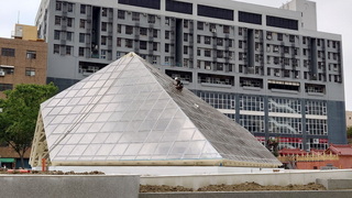 嘉市新建義昌公園地下停車場 如羅浮宮玻璃金字塔