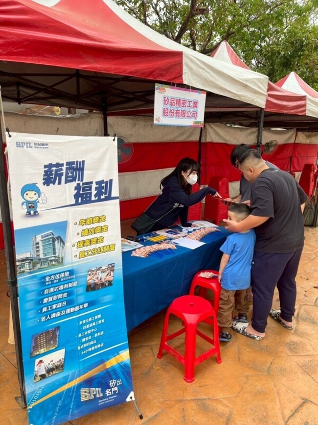 矽品雲林頒獎學金 徵500個職缺年薪逾百萬不是夢 | 華視新聞