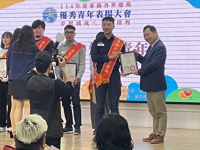 台東警員鍾志明熱血警魂 獲警政署與縣府表揚 | 華視新聞