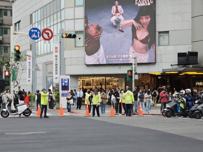 北捷中山站旁封街車流暢　里長評通行證意義不大 | 華視新聞
