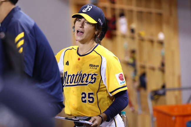 中信兄弟女性打擊教練莎菈受關注 盼藉此開啟想像 | 華視新聞