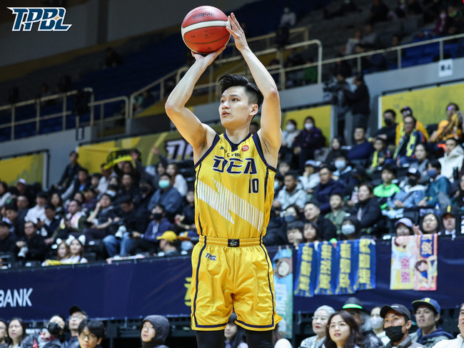 TPBL謝亞軒飆6記三分彈 特攻擊垮夢想家 | 華視新聞