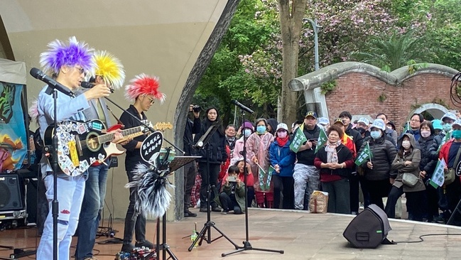 新北罷團辦反共音樂會 串連擺攤衝2階連署收件數 | 華視新聞