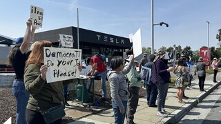 美國各地掀反特斯拉示威 馬斯克：左派是邪惡勢力