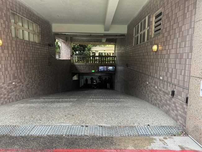 台中騎士地下室車道摔車倒地 遭住戶車失察輾過不治 | 華視新聞