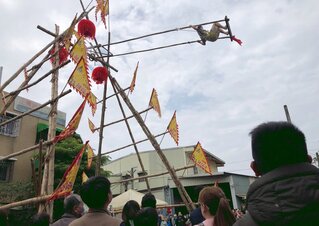 嘉市12公尺高空盪鞦韆賽比技藝膽識 開放女生體驗