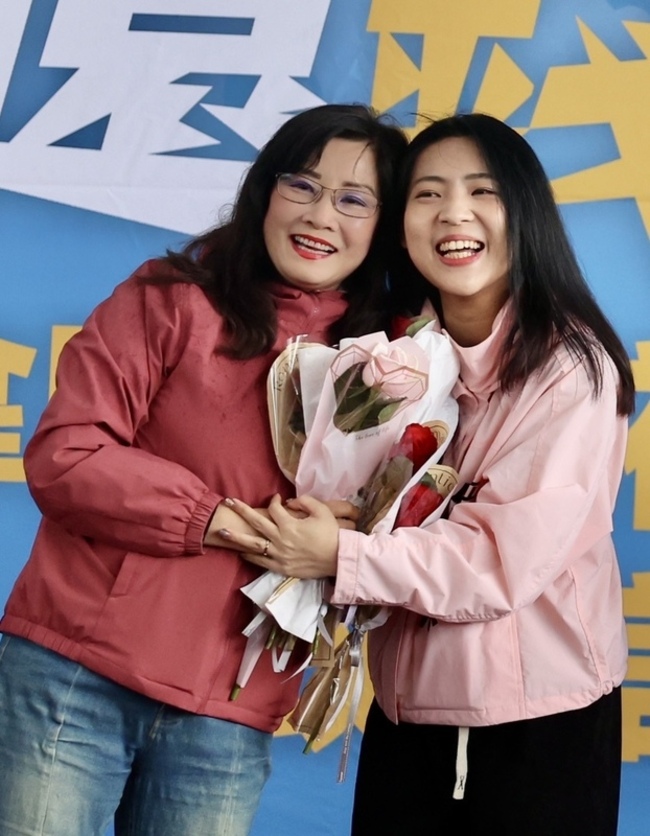 徐巧芯、秦慧珠出席藍營北市黨部活動  互擁解疑慮 | 華視新聞