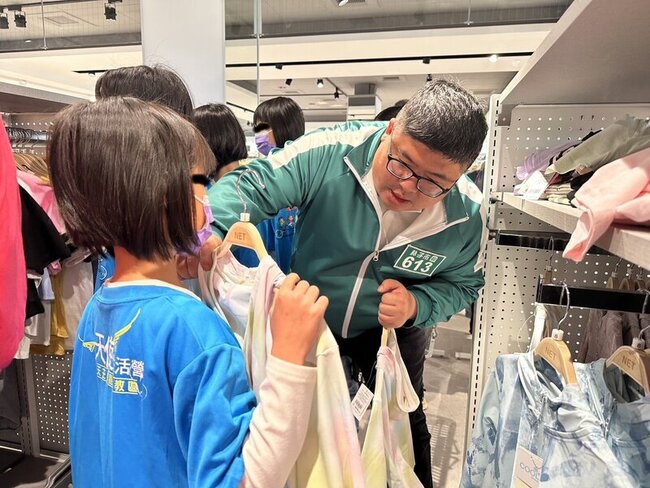 蔡易餘攜基金會助百名院童購衣 提前歡度兒童節 | 華視新聞