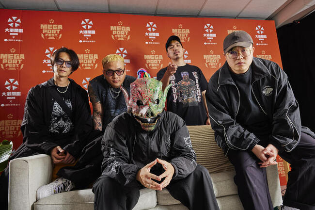 血肉果汁機主唱因感冒消音 仍登大港開唱嗨翻觀眾 | 華視新聞