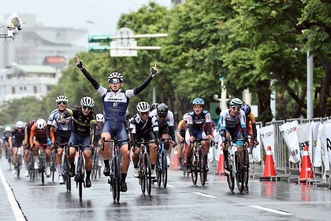 96自由車聯賽台北站 新星李靖烽總排第1奪橘衫 | 華視新聞