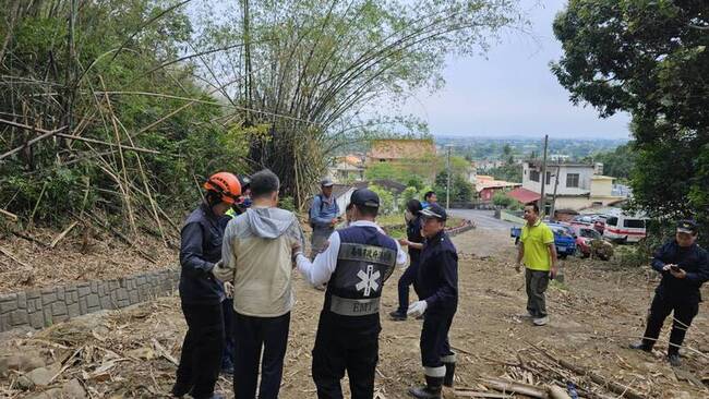 夫妻高雄美濃清泉佛堂爬山 丈夫疑失足滑落獲救 | 華視新聞