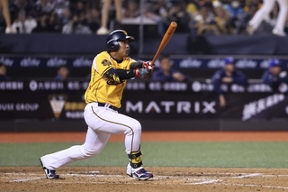 王政順板凳待命加油聲最大 代打開轟達成生涯百安