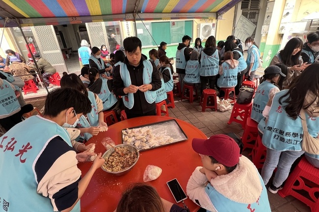 弘光科大生愛惜食分享愛 芳苑食農體驗淨灘並行 | 華視新聞