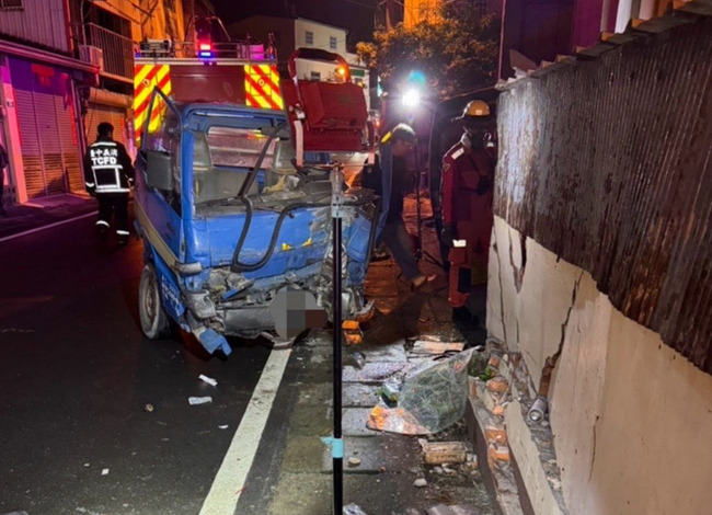 台中東勢工程車自撞民宅圍牆 駕駛困車內獲救送醫 | 華視新聞