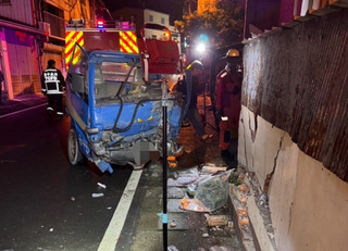 台中東勢工程車自撞民宅圍牆 駕駛困車內獲救送醫