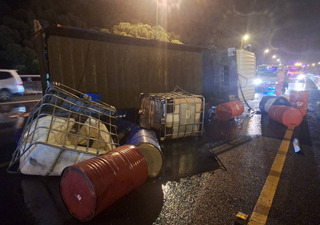 國3沙鹿段貨車翻覆漏油釀追撞 自小客天雨衝護欄