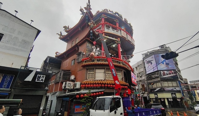 苗栗市天雲廟祭祀 豬羊牲禮出動吊車送上樓 | 華視新聞
