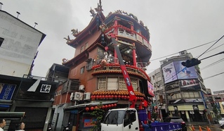 苗栗市天雲廟祭祀 豬羊牲禮出動吊車送上樓