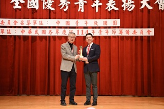 簡報技術助國民法官掌握案情 中檢張凱傑獲青年獎章