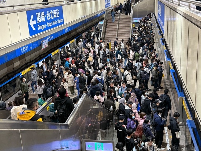 北捷板南線1列車下班時間異常 多站月台一度擠爆 | 華視新聞
